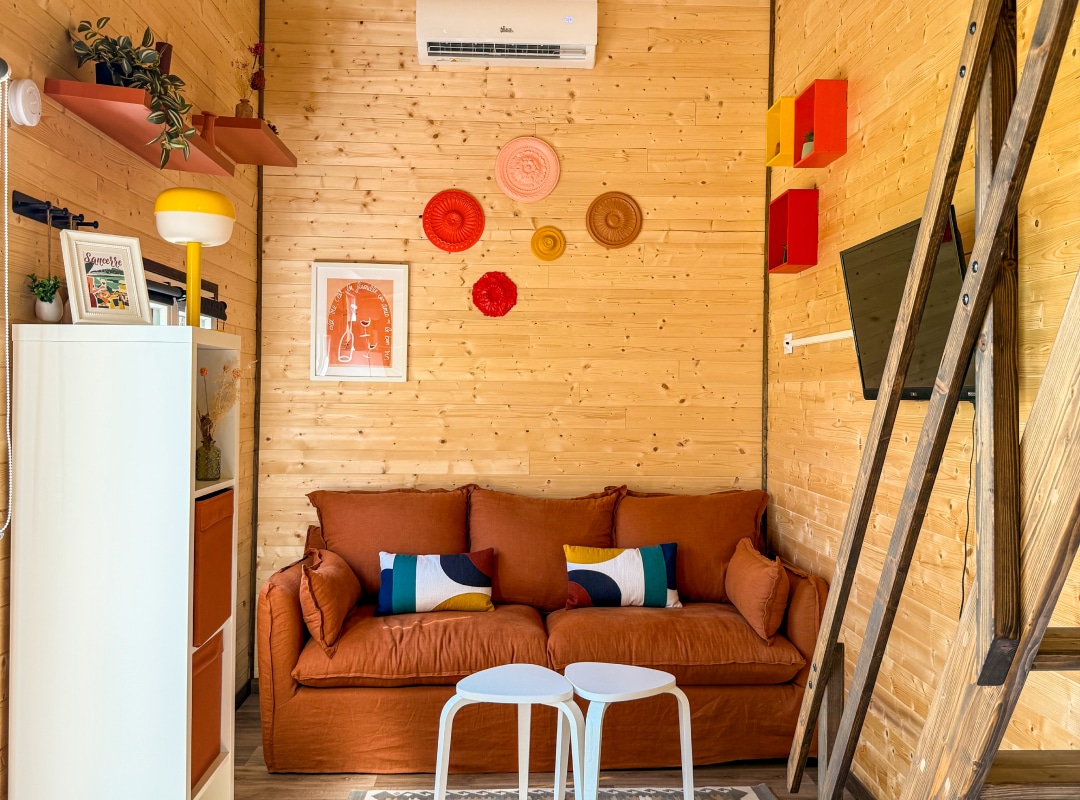 Salon d'une tiny house dans la nature