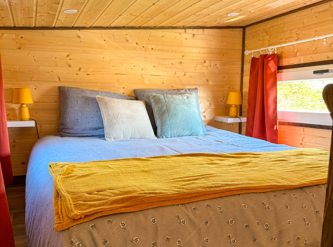 Lit confortable d'un hébergement à Sancerre